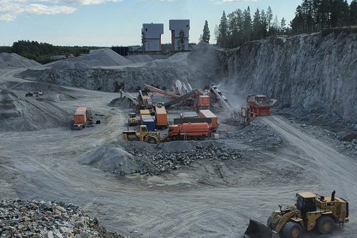 Kuvassa esitetään murskauslaitos Tuusulassa. Kuvassa näkyy murskauslaitos sekä työkoneita, laitoksen ympärillä näkyy kallion seinämää.