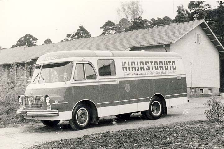 Vanha mustavalkoinen kuva kirjastoautosta