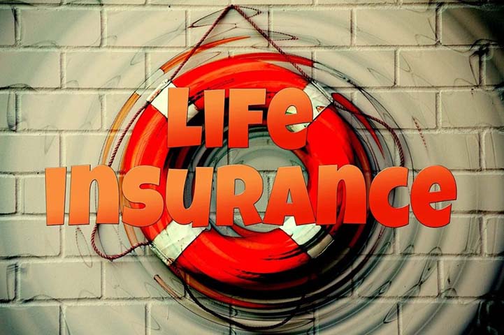 Pelastusrengas roikkumassa tiiliseinustalla. Päällä teksti "Life insurance"