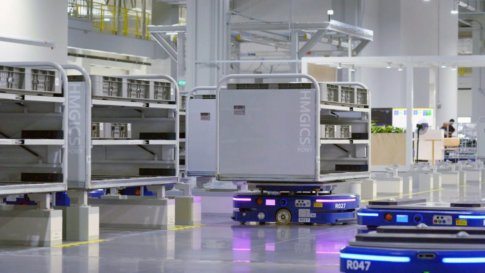 Autonominen robotti kuljettaa osat tehtaalla