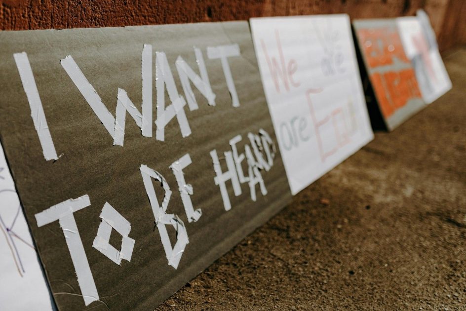 itsetehtyjä kylttejä, yhdessä teksti "I want to be heard"