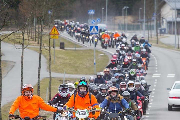 paljon mopoilijoita ajaa jonossa