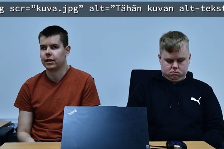 Kaksi nuorta miestä tietokoneen äärellä, kuvassa näkyy myös Alt-teksti yläreunassa.