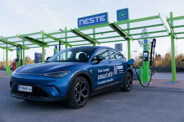 Smart sähköauto latauspisteellä