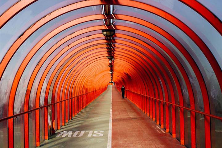 ihminen värikkäässä tunnelissa