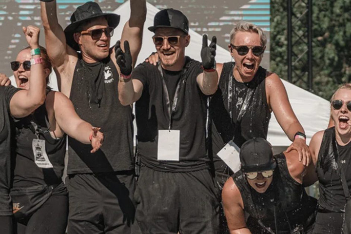 ryhmä iloisia urheilijoita